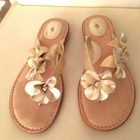 B.O.C. by Born, Gold Floral Thong Sandal - 9M - Picture 2 of 5